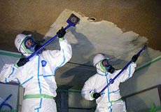 アスベスト除去中